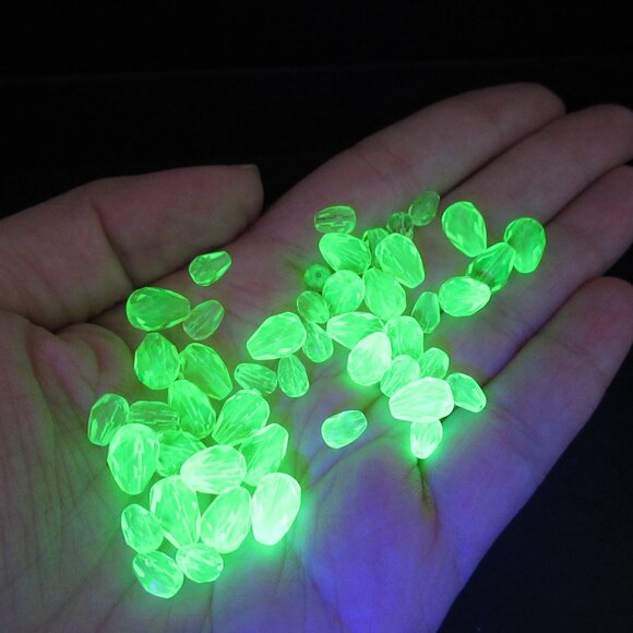 50 UG teardrop beads - Picture 3 of 9